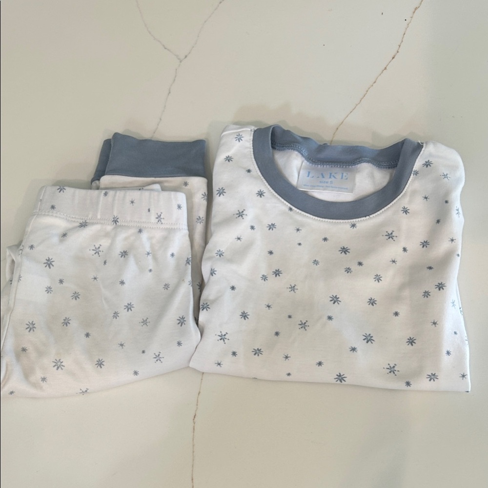 Lake Kids Pajama Set - White and Blue snowflake Design